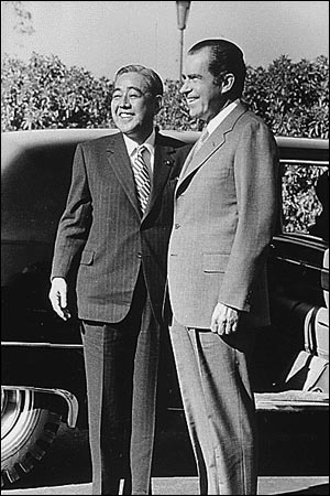 조어도 영유권을 미국에서 일본으로 넘긴 주역인 리처드 닉슨 미국 대통령과 사토 에이사쿠 일본 총리. 