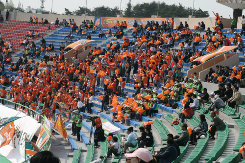  2011년 춘천 경기에서 관중에 5천 명으로 줄어들었지만 강원 서포터즈 나르샤의 응원 열기는 그때까지도 식지 않았다