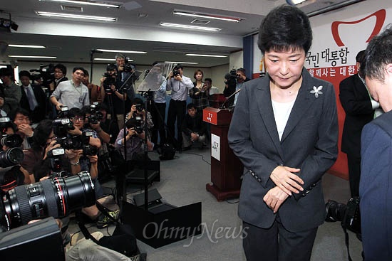 박근혜 당시 새누리당 대선후보가 2012년 9월 24일 오전 서울 여의도 새누리당사에서 과거사 관련 입장 발표를 마친후 당사를 나서고 있다. 이날 박 후보는 5.16과 유신, 그리고 인혁당 재건위 사건 피해자와 가족들에게 공식 사과했다.
