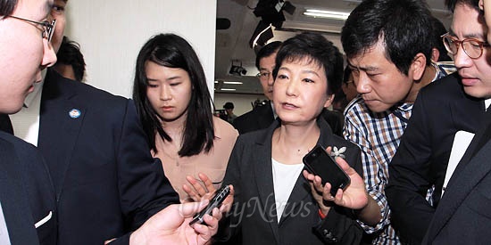 박근혜 새누리당 대선후보가 24일 오전 서울 여의도 새누리당사에서 과거사 관련 입장 발표를 마친후 당사를 나서고 있다. 이날 박 후보는 5.16과 유신, 그리고 인혁당 재건위 사건 피해자와 가족들에게 공식 사과했다.