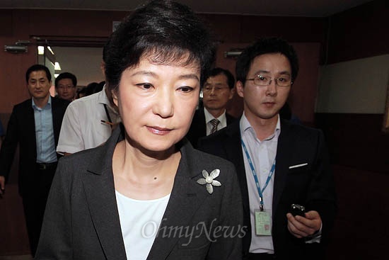 박근혜 새누리당 대선후보가 24일 오전 서울 여의도 새누리당사에서 과거사 관련 입장 발표를 마친후 당사를 나서고 있다.