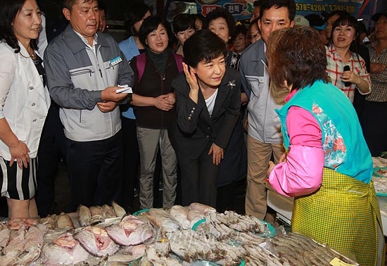 박근혜 새누리당 대선후보가 24일 오후 부산시 북구 구포시장을 찾아 추석물가를 점검하며 상인들의 이야기를 경청하고 있다.