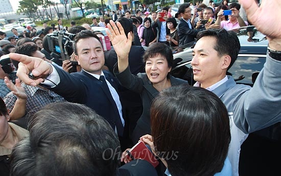 박근혜 새누리당 대선후보가 24일 오후 부산시 북구 구포시장을 찾아 추석물가를 점검한 뒤 시장을 나서며 환호하는 시민들에게 손을 흔들어보이고 있다.