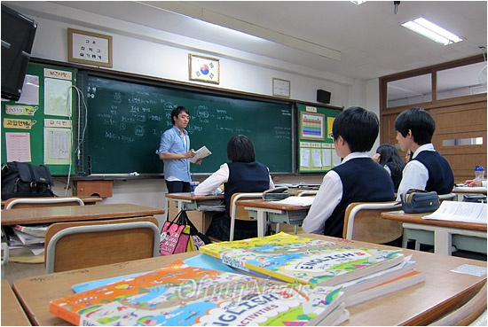  은행중학교 드림클래스 3학년 A반. 대학생 강사인 송영찬씨가 영어 수업을 진행하고 있다.