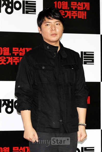  24일 오후 서울 동대문 메가박스에서 열린 영화<점쟁이들>시사회에서 신정원 감독이 포즈를 취하고 있다.