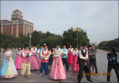 한국 유학생들이 중국 발해대학교 교정에서 한복을 입고 강남스타일 춤을 선보이고 있다. 이른바 '한복스타일'이다.