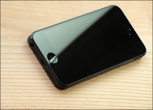 화면이 꺼진 아이폰 5의 모습. 안 그래도 단순했던 디자인과 색상이 더 단순화됐다.