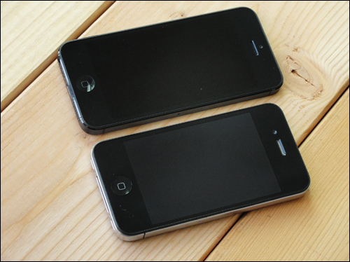 아이폰 5(위)와 아이폰 4(아래)를 비교한 모습. 꺼진 화면조차 더 어둡게 처리되어 본체의 검은 색상과 잘 구분되지 않는다.