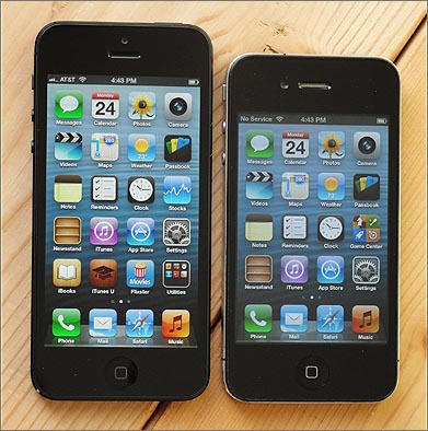 아이폰 5(왼쪽)와 아이폰 4(오른쪽)를 비교한 모습. 폭은 그대로에 길이만 길어졌다. 