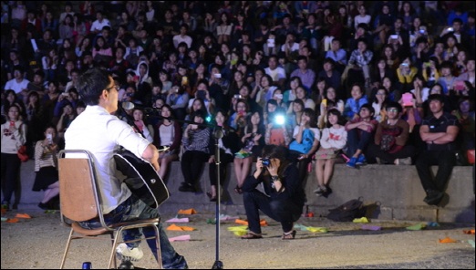 가을밤 기타 반주에 맞춰 김광석의 "너무 아픈 사랑은 사랑이 아니었음을" 노래하고 있는 김제동. 