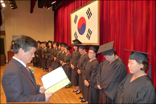 초등졸업 학력인정서를 수여하는 안양과천교육지원청 이준영 교육장