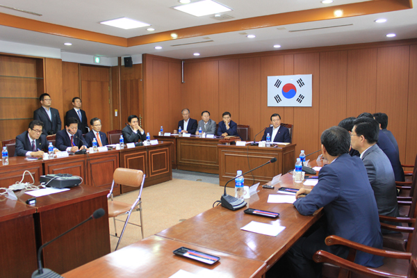 국회유류사고특위가 25일 태안군청 소회의실에서 제 3차 회의를 개최했다.