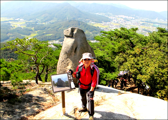  불곡산 상봉 오름길에 만난 펭퀸바위를 배경으로 기자도 기념사진을 찍고 갑니다. 