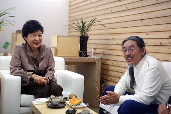 박근혜 새누리당 대선후보가 25일 강원도 화천 이외수 문학관을 방문해 이외수 작가와 이야기를 나누고 있다.