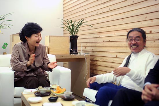 박근혜 새누리당 대선후보가 25일 강원도 화천 이외수 문학관을 방문해 이외수 작가와 이야기를 나누고 있다.