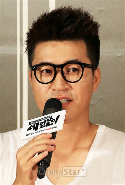  신개념 실시간 버라이어티 프로그램인 tvN <세 얼간이> 제작발표회가 25일 오후 서울 상암동 CJ E&M에서 열렸다. 김종민이 인사말을 하고 있다.