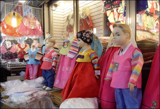 광장시장 상가건물 1층 아동한복 매장에 옛날 공주와 왕자들이 궁궐에서 입고 지내던 아동한복이 진열되어 있다.
