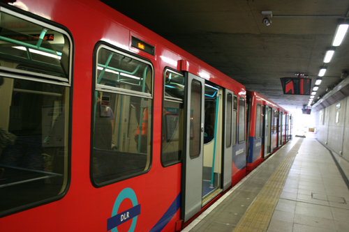 런던의 경전철로 런던 시내와 그리니치를 연결한다.
