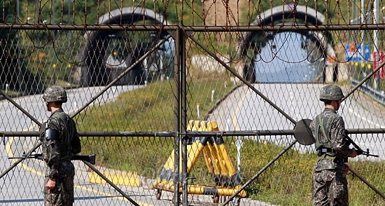 지난해 9월 25일 오전 개성공단으로 통하는 경기도 파주시 경의선도로. 무장한 군인들이 철문을 지키고 있다.