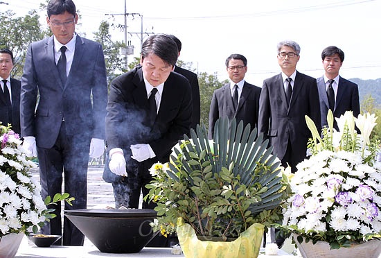 안철수 의원이 지난해 9월 26일 오후 예비 대선 후보 자격으로 김해 봉하마을 노무현 전 대통령 묘역을 참배하고 있다.
