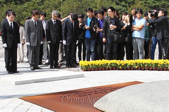 안철수 무소속 대선후보가 26일 오후 김해 봉하마을 노무현 전 대통령 묘역을 참배하고 있다.