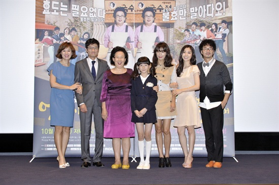  26일 오후 서울 영등포구 여의도동 CGV IFC몰점에서 열린 MBC 새 일일시트콤 <엄마가 뭐길래> 제작발표회에 참석한 주요 출연진들이 포토타임을 갖고 있다.
