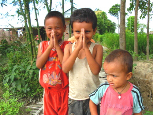 기초적인 최소한의 생활비를 버느라 학교에 다니지 못하는 네팔의 순박한 어린이들. 한 달에 1000루피(약 13,000원)이면 네팔 어린이 1명이 학교에 다닐 수 있다. 
