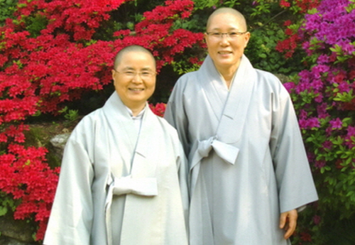 '남을 위해 기도하는 모임' 자비공덕회를 설립한 향운사 명조, 지상 두 스님.  명조스님(좌)은 10년째 심장병을 앓고 있다.

