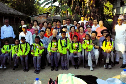 최초로 후원을 한 12명의 '희망의 씨앗' 어린이들과 함께. 지난 2010년 10월 버드러러칼리 학교를 방문한 자비공덕회 회원들

