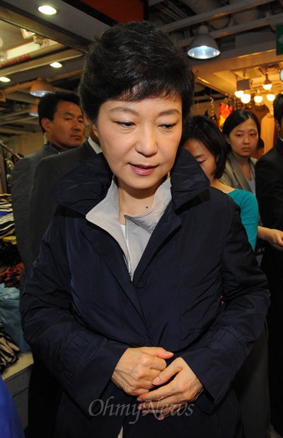 박근혜 새누리당 대통령후보가 지난 26일 밤 서울 중구 신당동 뉴존에서 코트를 입어보고 있다.(자료 사진)