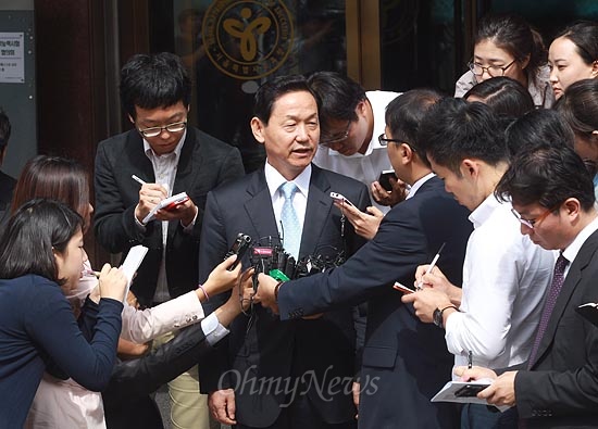  후보자 매수 혐의로 징역 1년을 선고받은 곽노현 서울시교육감에 대한 원심이 확정된 27일 오전 중구 서울시교육청에서 곽 교육감을 격려하기 위해 방문한 김상곤 경기도교육감이 취재기자들에게 둘러싸여 질문에 답하고 있다.
