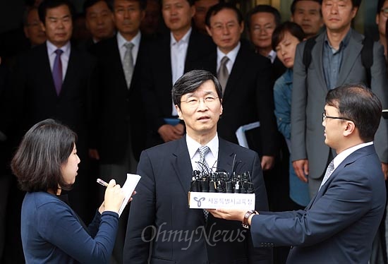 2012년 9월 27일, 당시 징역 1년을 선고받은 곽노현 서울시교육감이 서울시교육청 청사를 나서며 취재기자들의 질문에 답하고 있다.