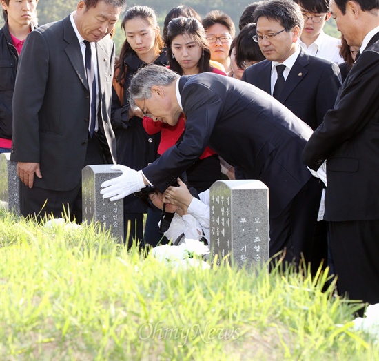  문재인 민주통합당 대선후보가 28일 오전 전남 광주 5.18 국립묘지를 찾아 참배하고 있다.