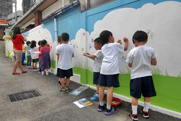 시립지동어린이집 아이들이 지동 벽화를 그리고 있다