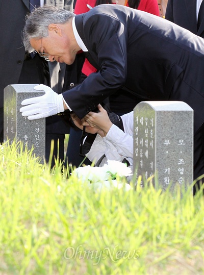 문재인 민주통합당 대선후보가 28일 오전 전남 광주 국립 5.18 민주묘지를 찾아 묘역을 둘러보고 있다.