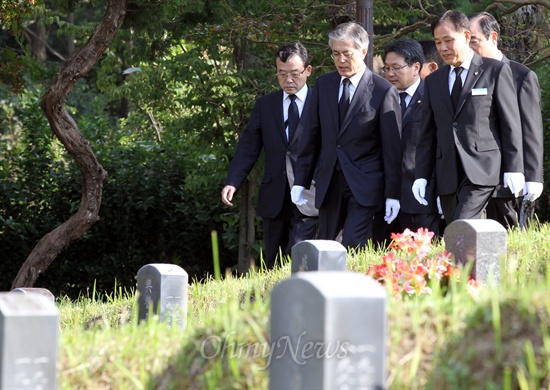 문재인 민주통합당 대선후보가 지난 9월 28일 오전 전남 광주 국립 5.18 민주묘지를 찾아 묘역을 둘러보고 있다.