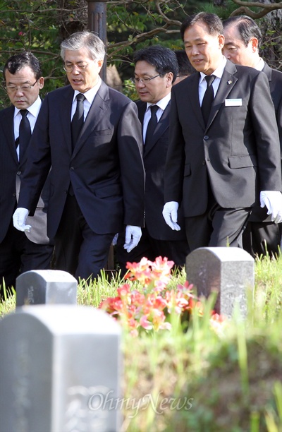 문재인 민주통합당 대선후보가 28일 오전 전남 광주 국립 5.18 민주묘지를 찾아 묘역을 둘러보고 있다.