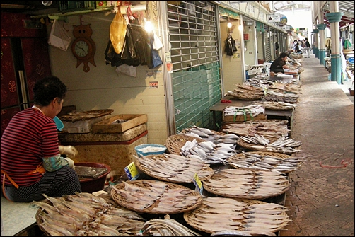 ‘대목장’이란 말조차 꺼내기 어려웠던 신영시장 생선전.  
