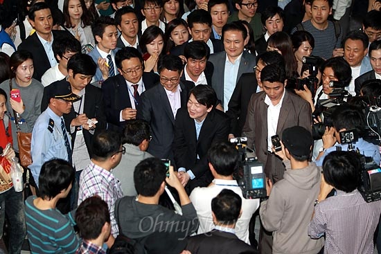 안철수 무소속 대선후보가 28일 오후 서울 고속터미널역에서 추석을 맞아 고향을 가는 시민들에게 인사를 하고 있다.