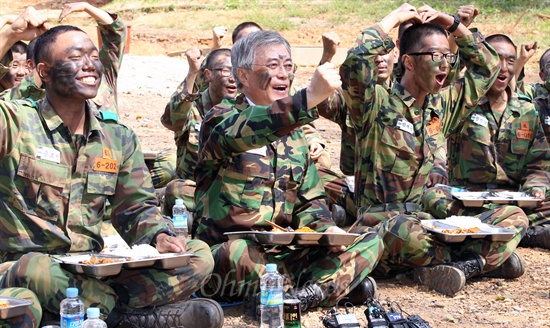 지난 2012년 9월 28일 추석 명절을 앞두고 충남 논산 육군논산훈련소를 방문한 당시 문재인 민주통합당 대선후보가 훈련병들과 함께 "부모님 감사합니다"를 외치고 있다.