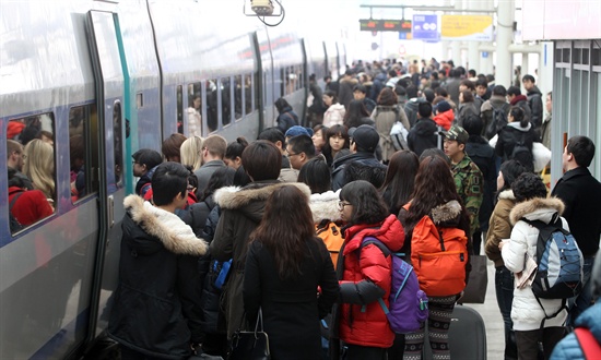 지난 1월 20일 민족 최대의 명절인 설 연휴를 하루 앞두고 서울역에서 귀성객들이 고향으로 향하는 열차에 오르고 있다.