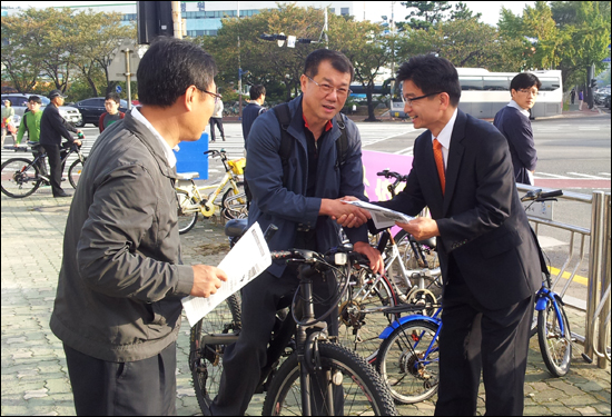 민병렬 통합진보당 18대 대통령선거 경선 후보는 28일 아침 창원을 찾아 출근하는 노동자들께 추석인사를 전했다. 
