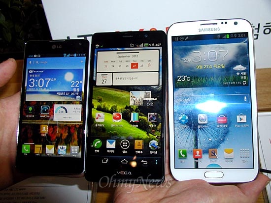 추석을 앞두고 국내 출시된 안드로이드 스마트폰들. 왼쪽부터 LG 옵티머스G, 팬택 베가R3, 삼성  갤럭시노트2.