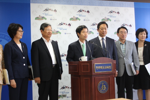 지난 6월 27일 취임 2주년 기자회견에서 김승환 전북도교육감은 '희망 프로젝트'라는 이름으로 농산어촌 학교 통폐합 반대 대책, 업무경감 등의 대책을 발표했다.