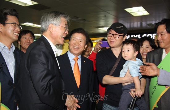 문재인 민주통합당 대선후보가 대전역을 방문해 시민들과 인사를 나누고 있다.