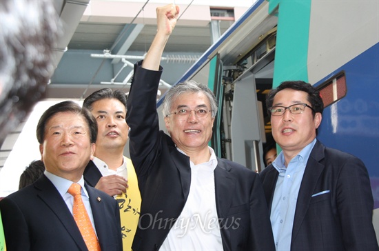 민주통합당 문재인 대선후보가 대전역 플랫폼에서 귀성객들을 향해 인사를 하고 있다.