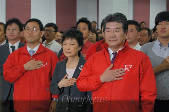 박근혜 새누리당 대선후보가 28일 오전 대구시당에서 선대위 발대식을 하기 전 국기에 대한 경례를 하고 있다.