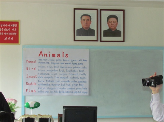 나진에 있는 외국어 중학교 영어반 교실.