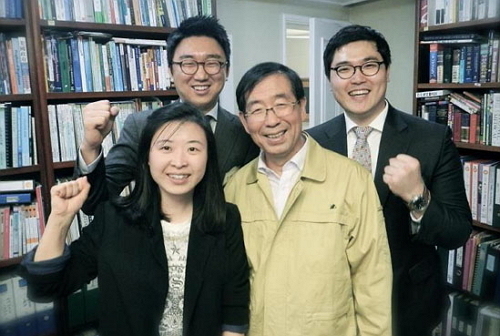 박원순 시장은 서울시장 선거 유세 당시 입었던 정장 2벌을 이곳에 기증했다.