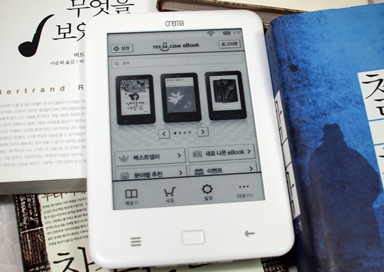 국내 인터넷 서점들과 한국이퍼브가 공동 개발한 '크레마 터치'. 사진 속 기기는 인터넷 서점 '예스24'용으로 출시된 기기다. 
